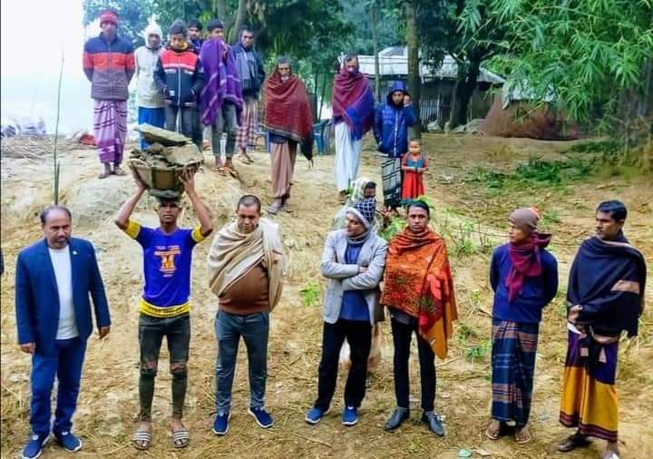 তাহিরপুর শনির হাওরে ফসল রক্ষা বাঁধের কাজ উদ্বোধন করলেন চেয়ারম্যান আজাদ হোসেন