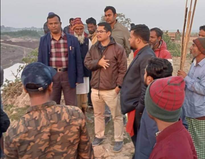 তাহিরপুর ফসল রক্ষা বাঁধের কাজ পরিদর্শন করেন ইউএনও সুপ্রভাত চাকমা