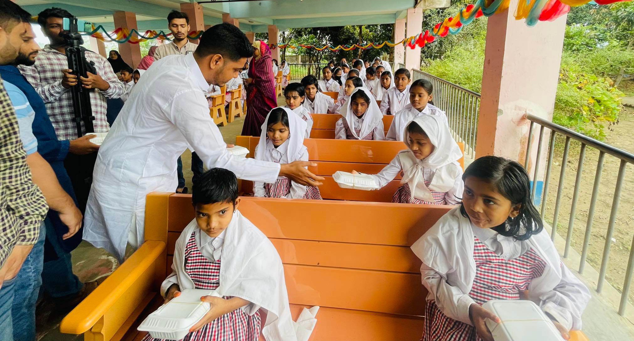 সুনামগঞ্জ সরকারি শিশু পরিবারে ছাত্রলীগ নেতার খাদ্য বিতরণ