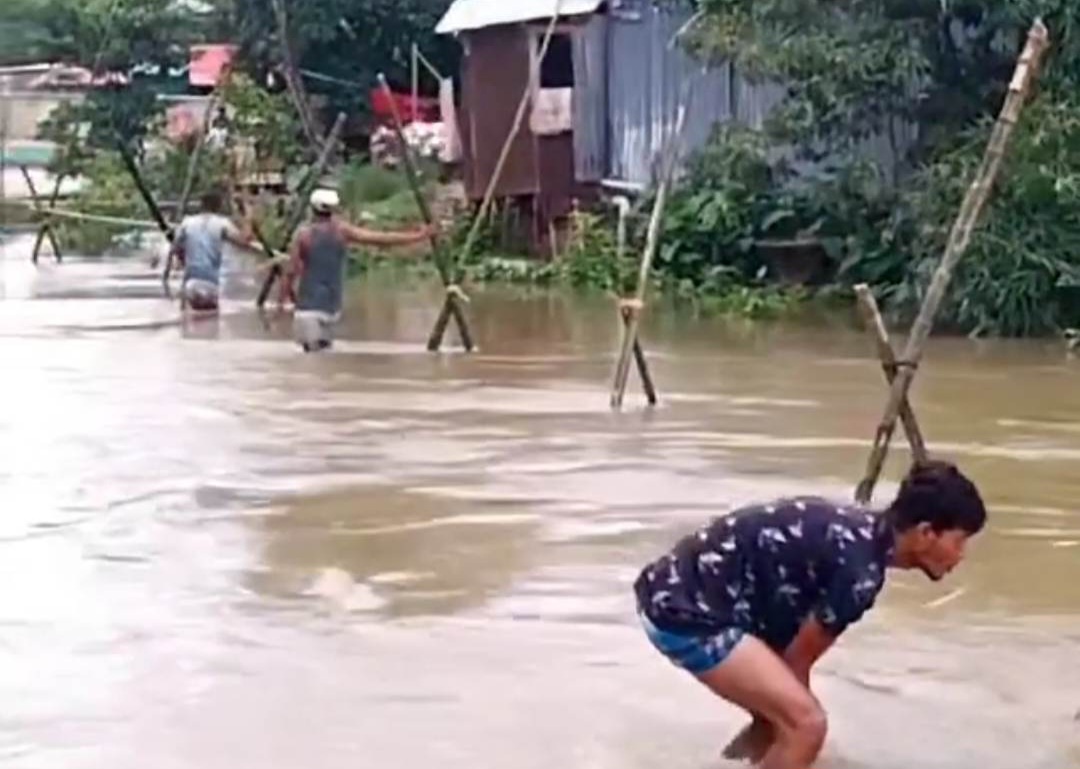 ছাতকে গ্রামীন রাস্তায়  চলছে সাঁকো নির্মাণ