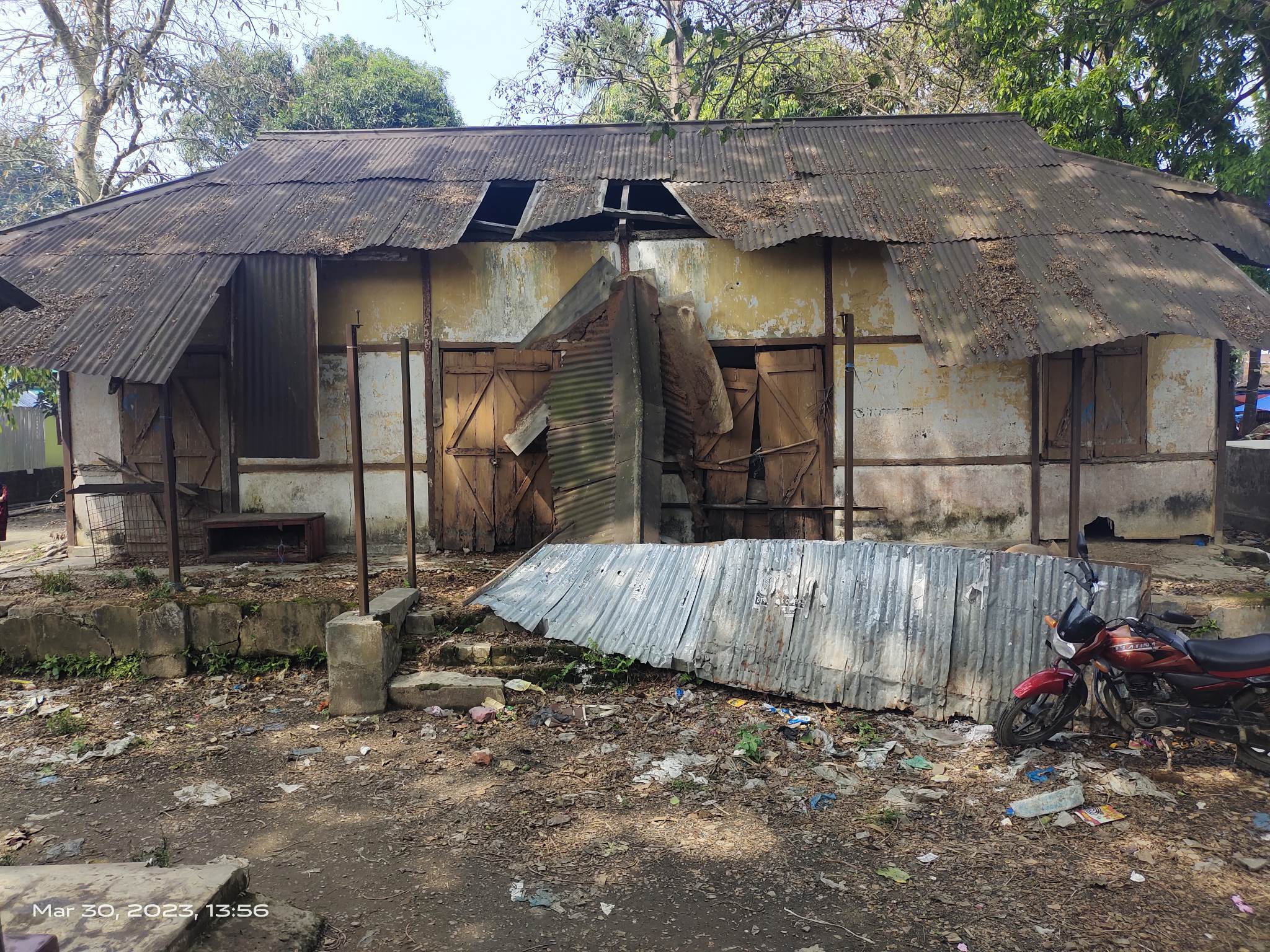 ব্রিটিশ আমলের হাসপাতালটি ময়লার ভাগাড়