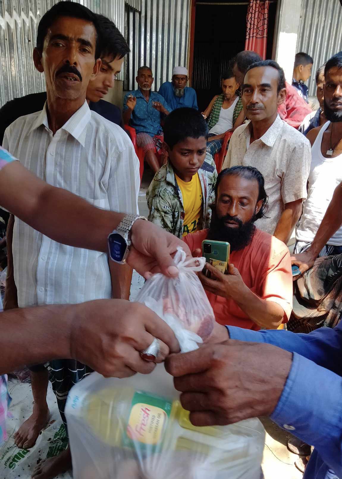 মধ্যনগরে ৫ শতাধিক পরিবারের মধ্যে মাংসসহ মসলা বিতরণ