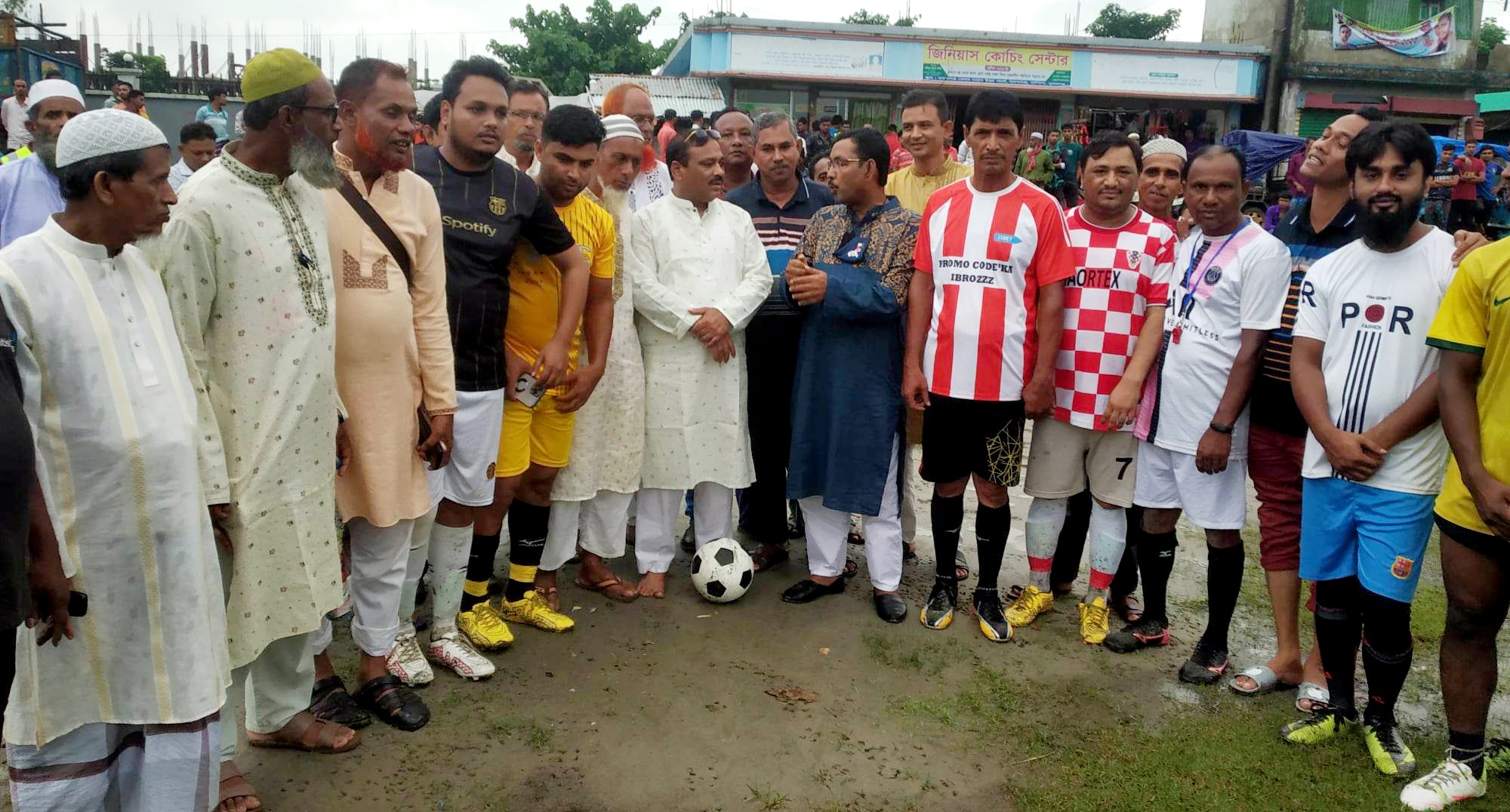 বাদশাগঞ্জ প্রীতি ফুটবল ম্যাচে জননেতা এমপি মোয়াজ্জেম হোসেন রতন