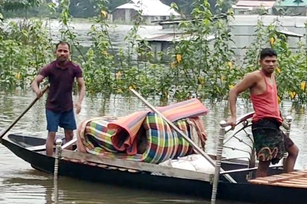 সুনামগঞ্জের নিম্নাঞ্চল প্লাবিত, আশ্রয়কেন্দ্রের পথে মানুষ