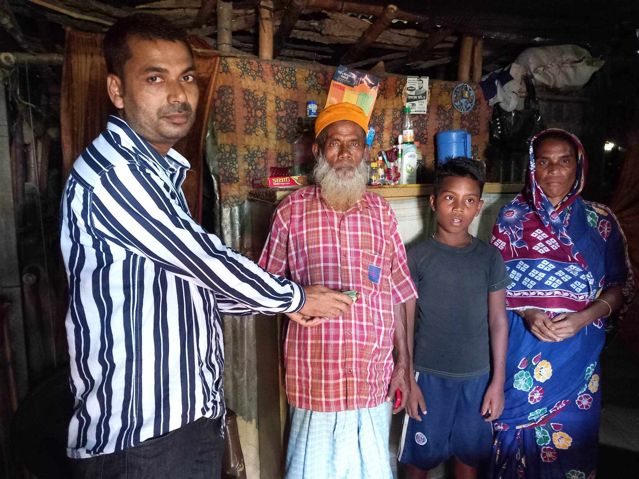 ছাতকে বিদ্যুৎস্পৃষ্ট হয়ে নিহত পরিবারকে প্রবাসীর দেয়া নগদ অর্থ প্রদান