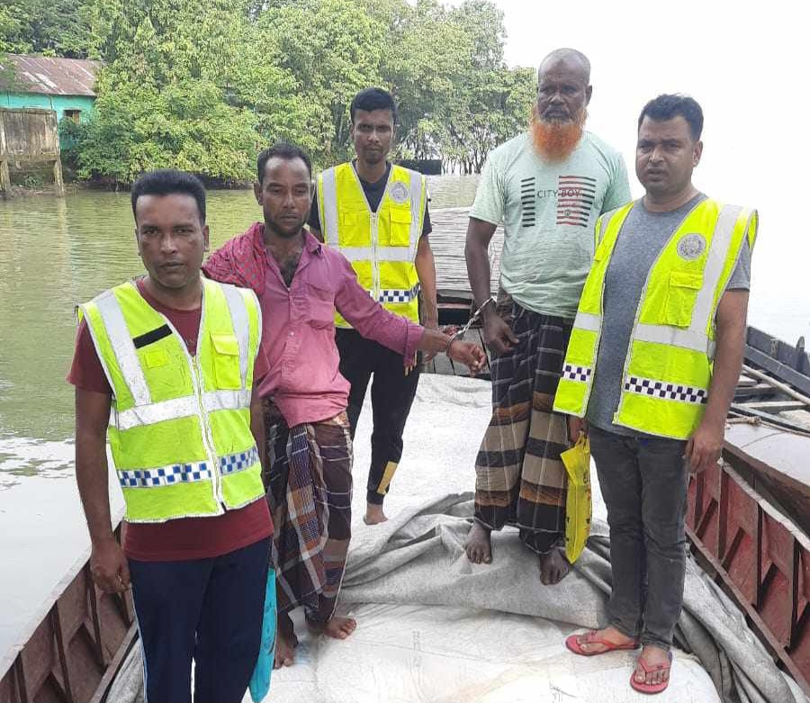 মধ্যনগরে অবৈধ ৯৯ বস্তা চিনি জব্দ আটক ২