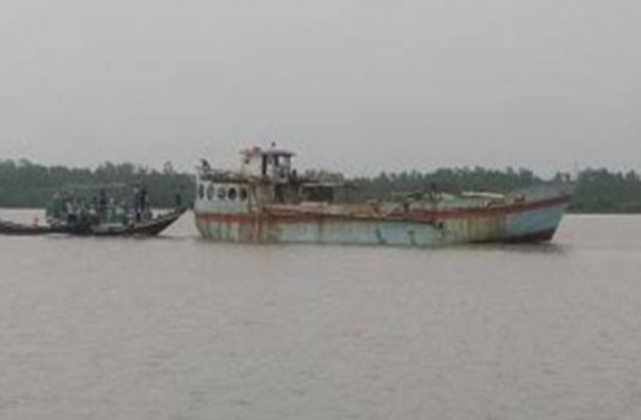 যাদুকাটায় ড্রেজার স্টিল বডি’ ও বারকি’র সংঘর্ষে নিহত ২