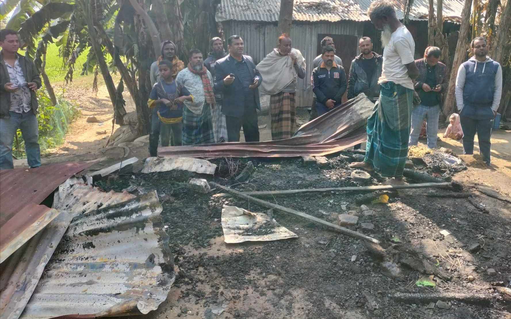 তাহিরপুরে আগুনে পুড়ে সব ছাই, মুক্তিযোদ্ধা পরিবারের কান্না ছাড়া আর দৃশ্যমান কিছুই নেই