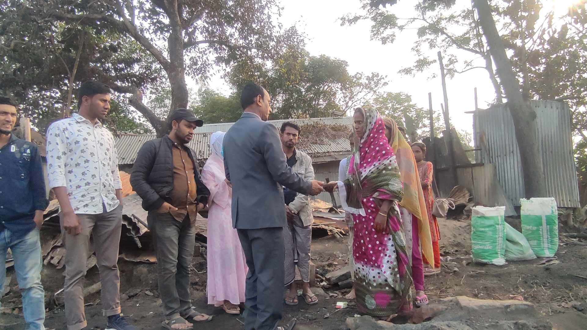 জামালগঞ্জে আগুনে ক্ষতিগ্রস্ত পরিবারকে দেশ-প্রবাস সংগঠনের আর্থিক সহায়তা