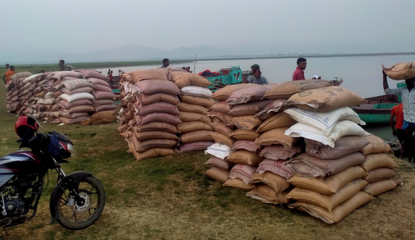 চোরাই পথে আনা ১ হাজার ৬ শ বস্তা ভারতীয় চিনি জব্দ, আটক ১