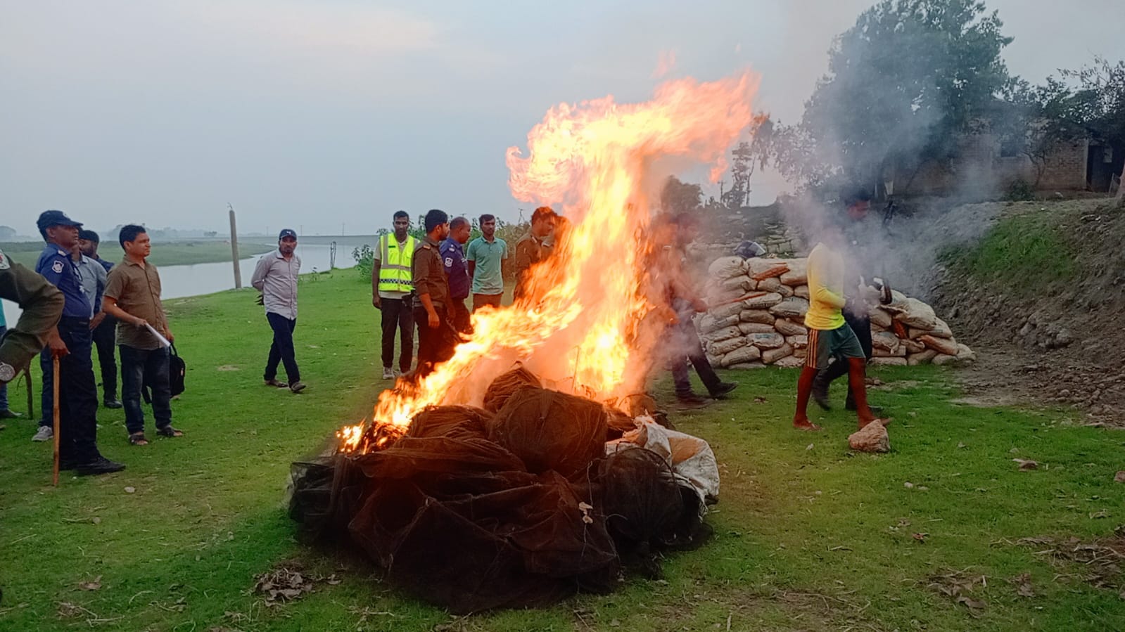 মধ্যনগরে চায়না দুয়ারী জাল জব্দ সহ ১ জেলেকে কারাদণ্ড