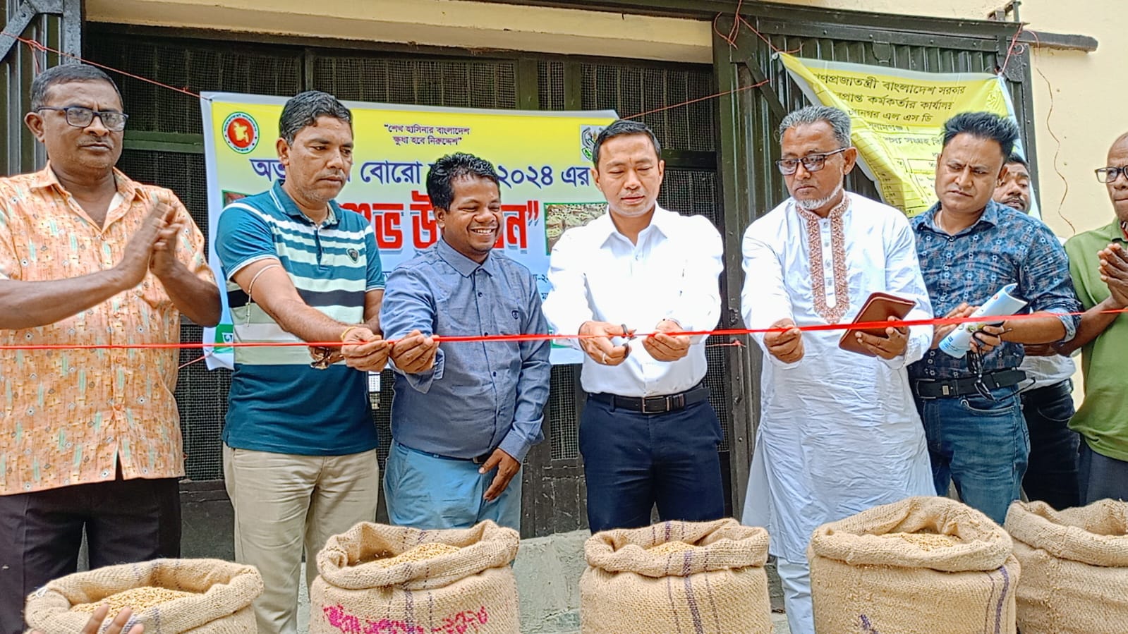 মধ্যনগরে কৃষকের বোরো ধান সংগ্রহের শুভ উদ্বোধন