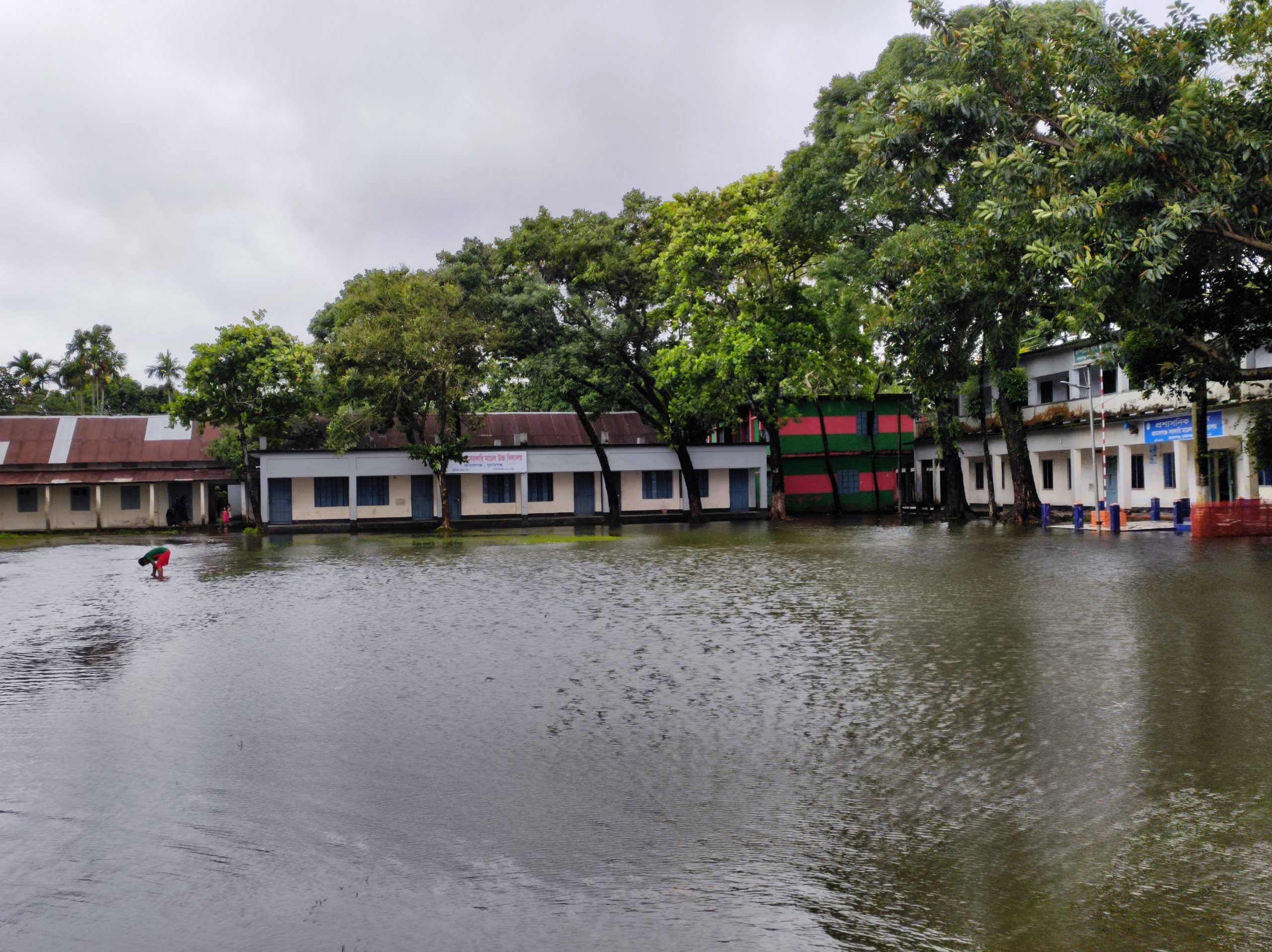 স্কুল মাঠে বৃষ্টির পানিতেই বন্যা!