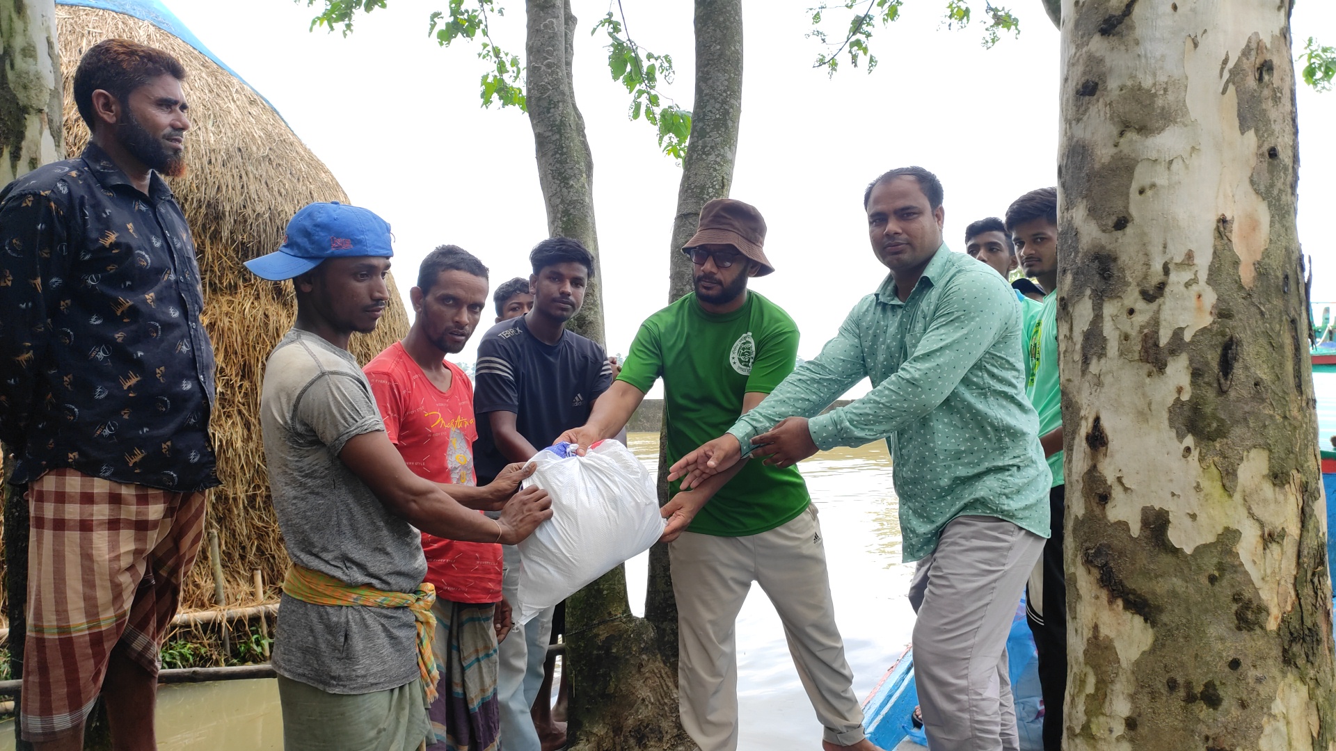 জামালগঞ্জে দেশ-প্রবাসের ত্রাণ বিতরণ 