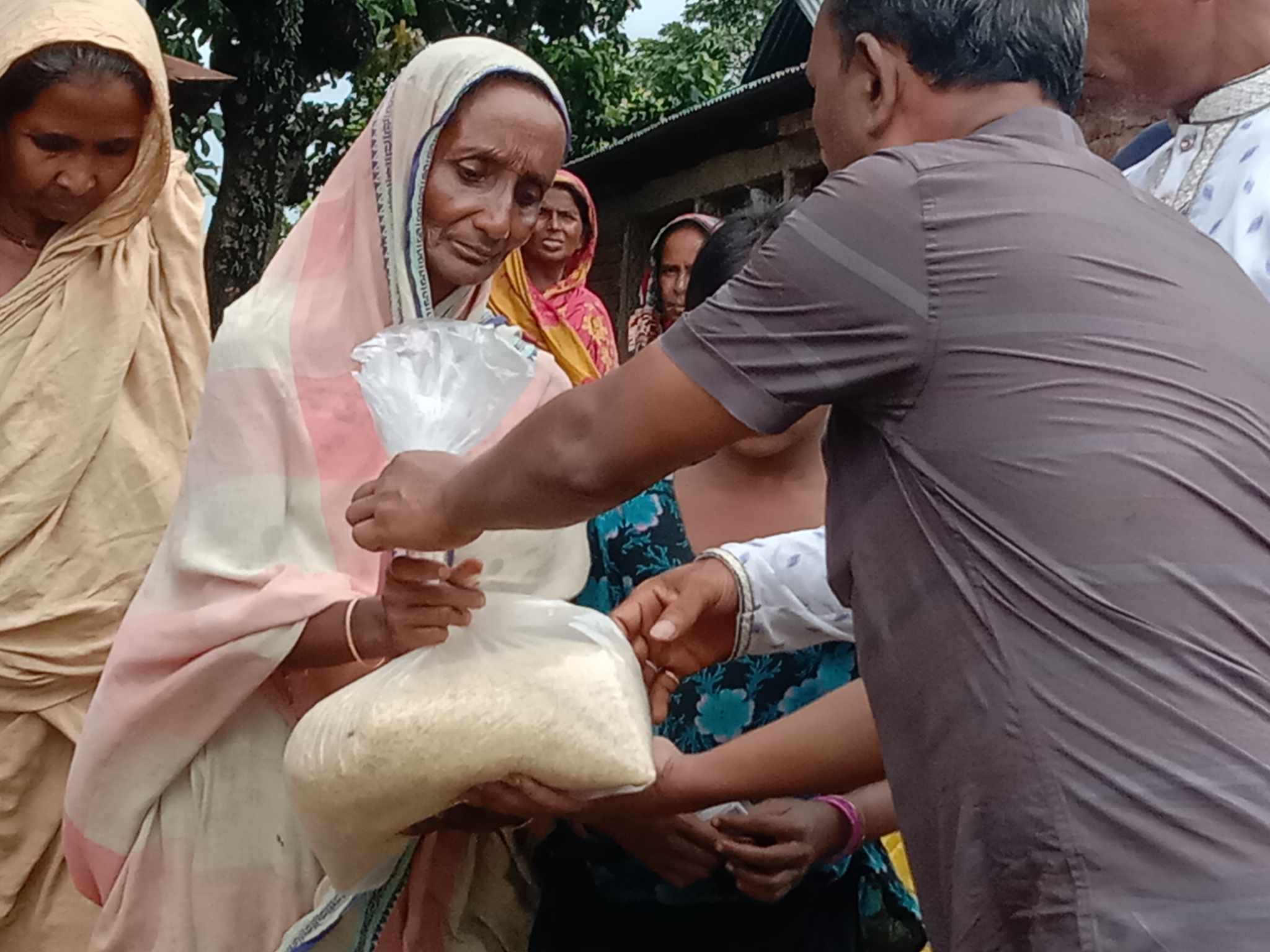 তাহিরপুরে বন্যা দুর্গত মানুষের পাশে খাবার নিয়ে জননন্দিত ভাইস চেয়ারম্যান আলমগীর খোকন