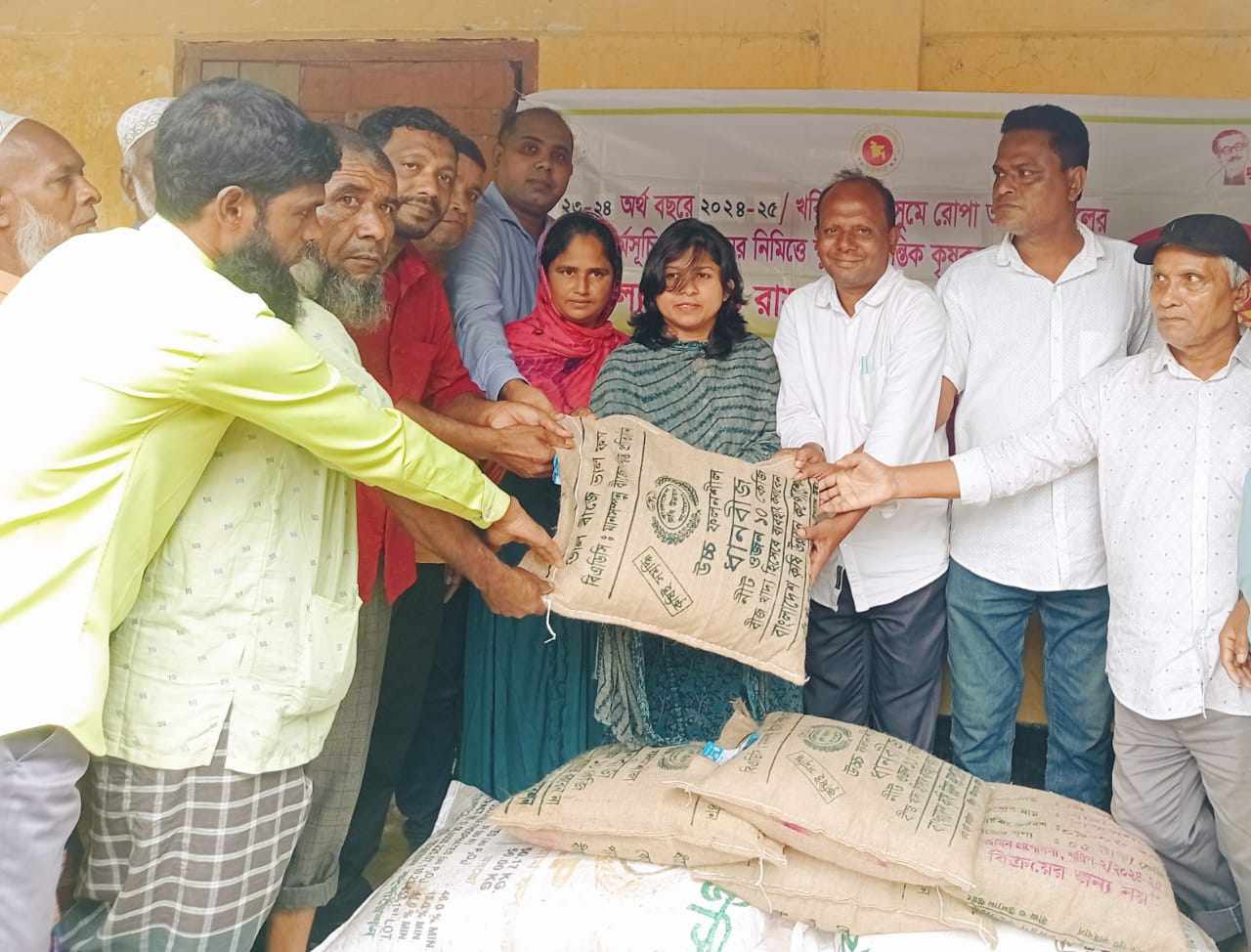 তাহিরপুরে বিনামূল্যে বীজ ও রাসায়নিক সার বিতরণ