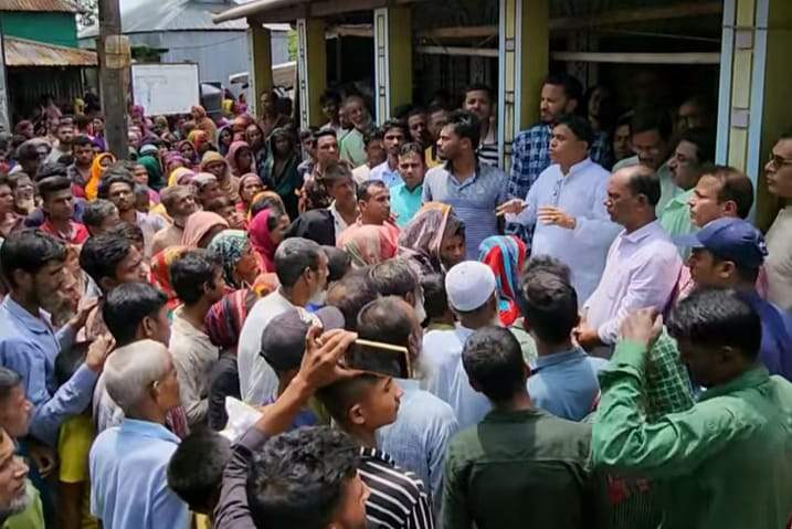 বানভাসী মানুষের মাঝে ত্রাণ সামগ্রী বিতরণ করেন এমপি  রনজিত চন্দ্র  সরকার