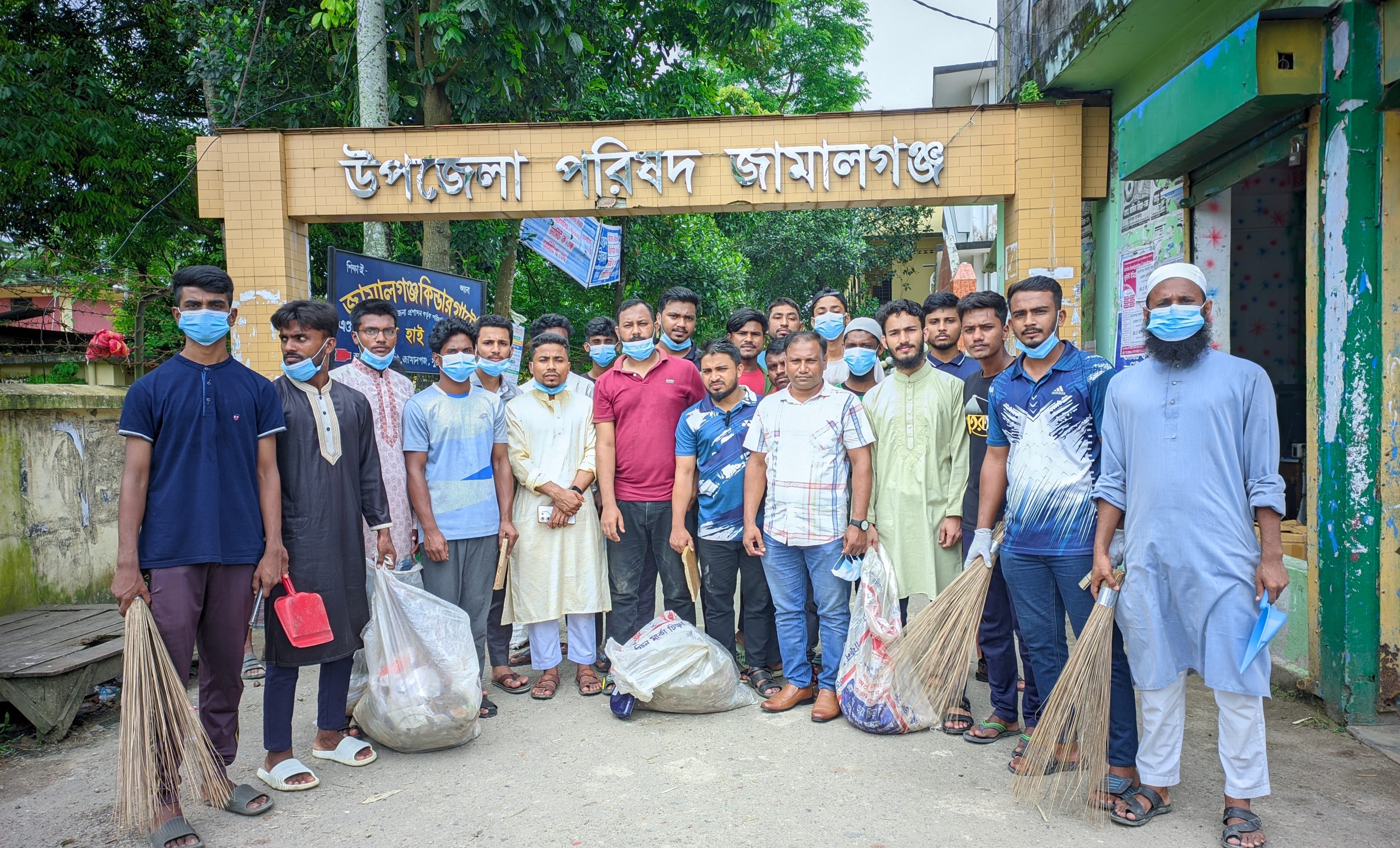 জামালগঞ্জে রাস্তা পরিস্কারে নামলো বৈষম্য বিরোধী শিক্ষার্থীরা