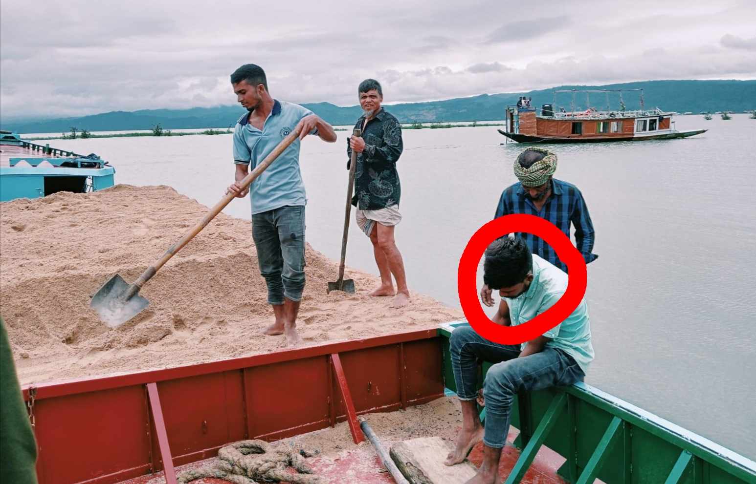 তাহিরপুরে সাইকুল ইসলামের নেতৃত্বে ছড়া ও নদীর খনিজ বালু হরিলুট,এ যেন দেখার কেউ নেই