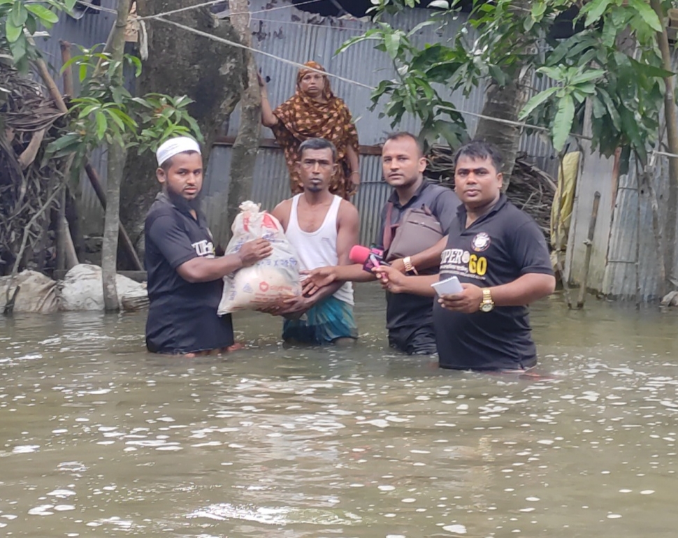 কুমিল্লার চৌদ্দগ্রামে সুপার সিক্সটির ত্রাণ বিতরণ