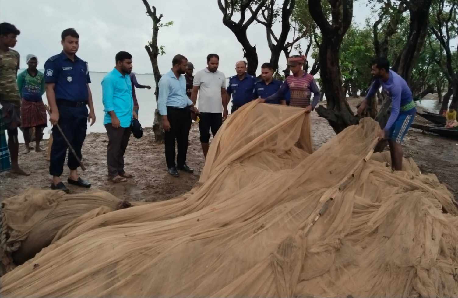 টাঙ্গুয়ার হাওরে পুড়িয়ে দেয়া হলো আড়াই লাখ টাকার কোনা জাল