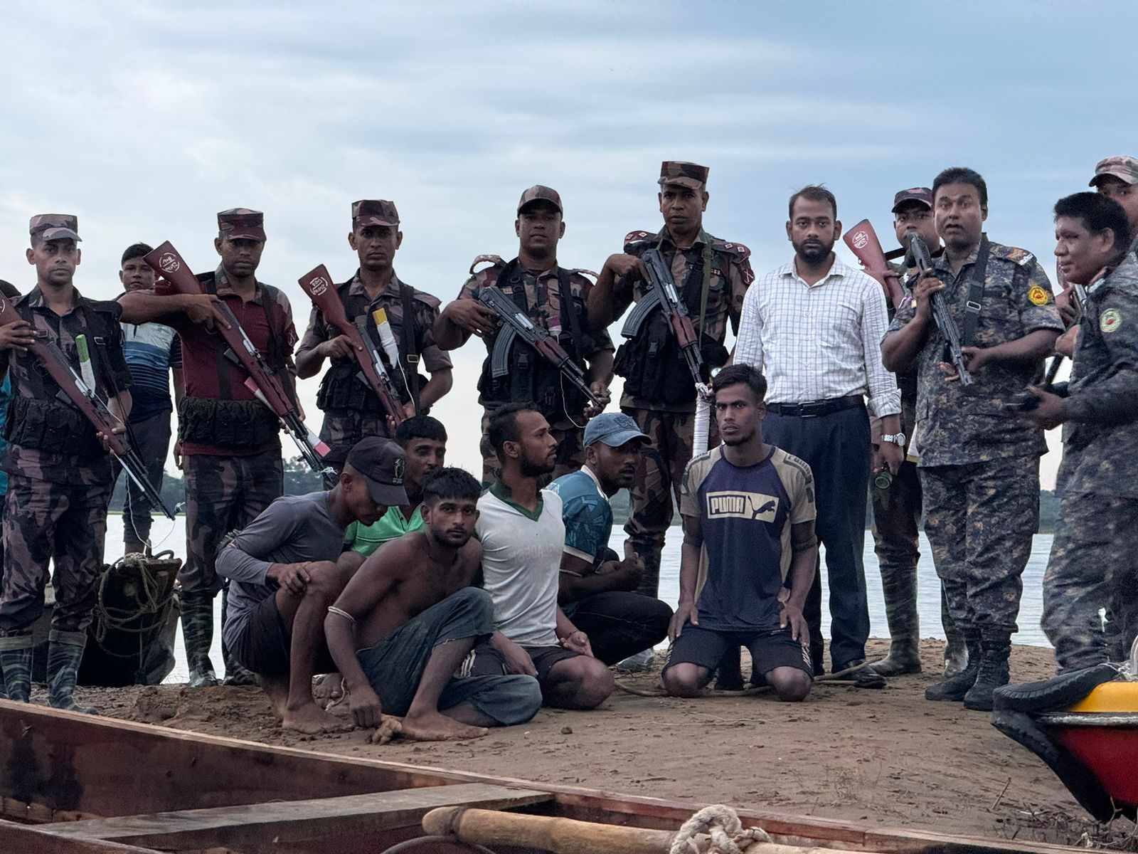 নদীর পাড় কাটার অপরাধে যৌথ বাহিনীর অভিযানে আটক ২৫