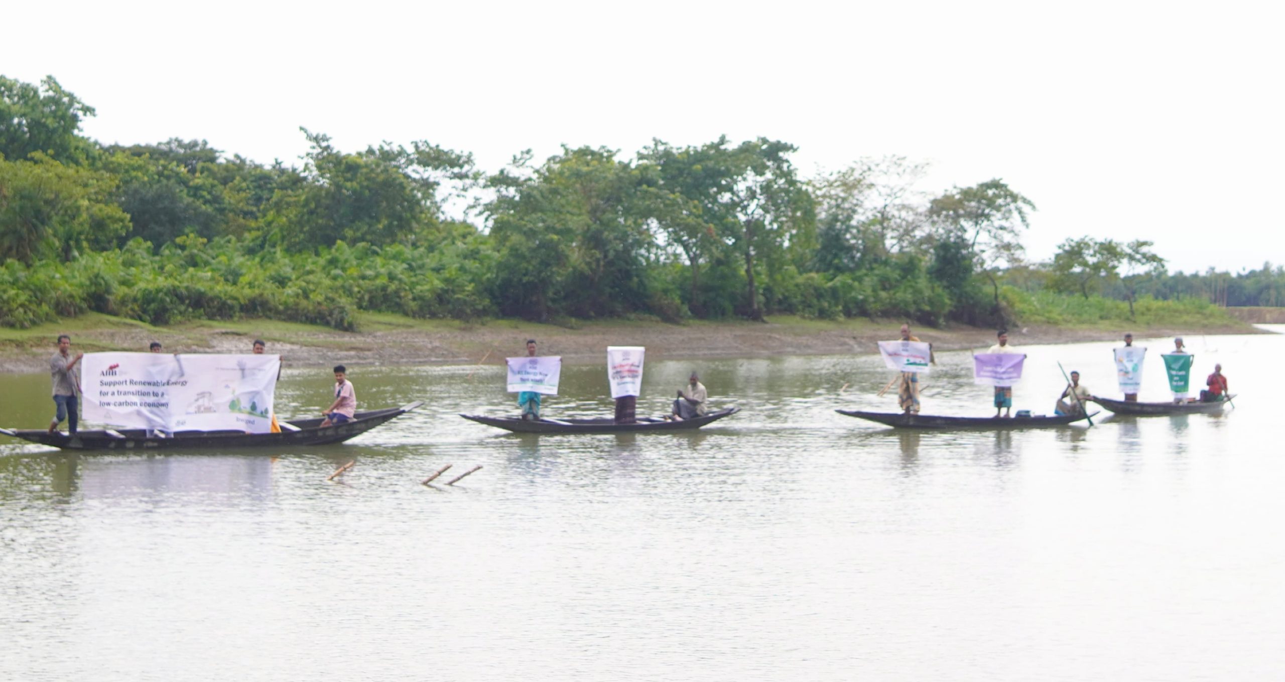 সুনামগঞ্জে এআইআইবি-কে নবায়নযোগ্য জ্বালানিতে বিনিয়োগ বাড়ানোর আহ্বানে নৌ র‍্যালি