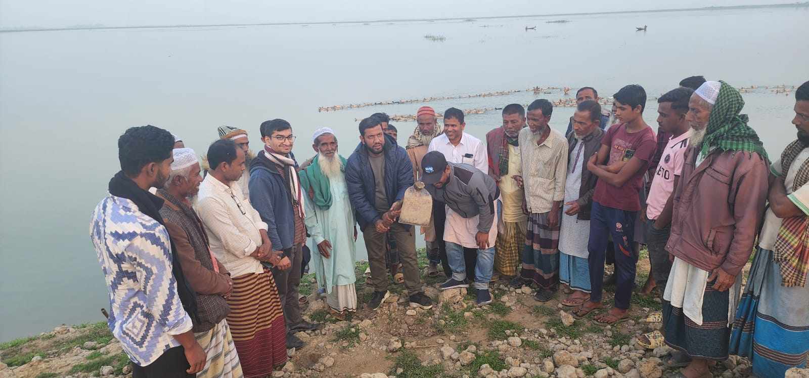 তাহিরপুরে হাওরের জলাবদ্ধতার পানি নিষ্কাশনের ব্যবস্থা করে দিয়ে প্রশংসায় ভাসছেন ইউএনও আবুল হাসেম