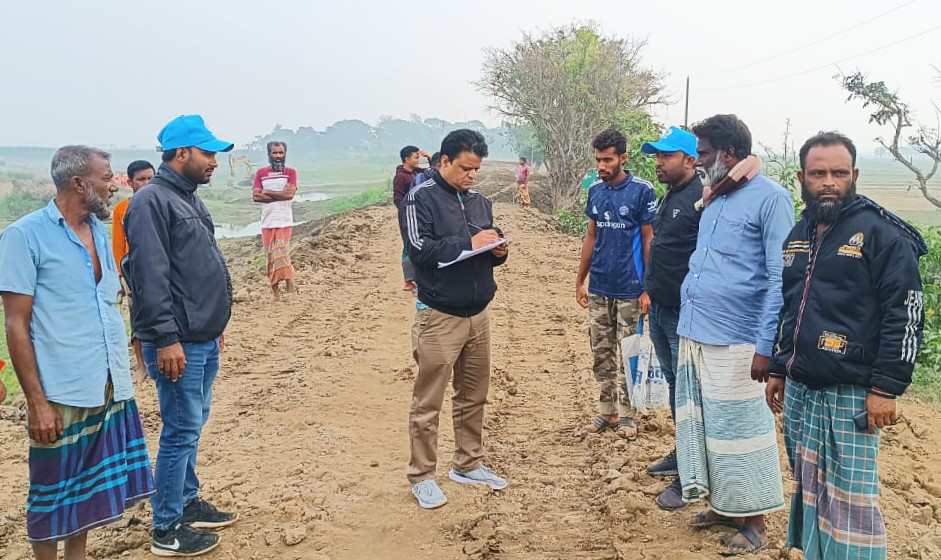 বেড়িবাঁধ পরিদর্শনে সহকারী সচিব আশেকুল হক