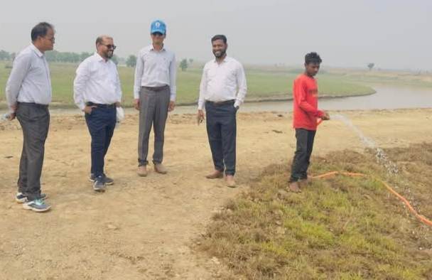 তাহিরপুরে ফসল রক্ষা বাঁধের কাজ পরিদর্শন করেন জেলা প্রশাসক