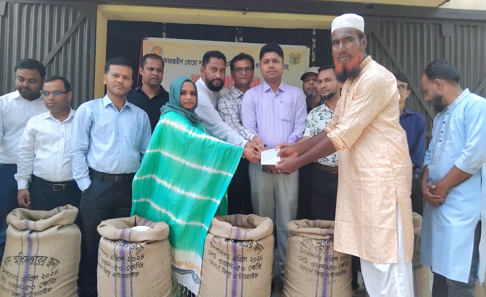 জামালগঞ্জে সরকারি খাদ্যগুদামে কৃষকের ধান ক্রয়ের উদ্বোধন