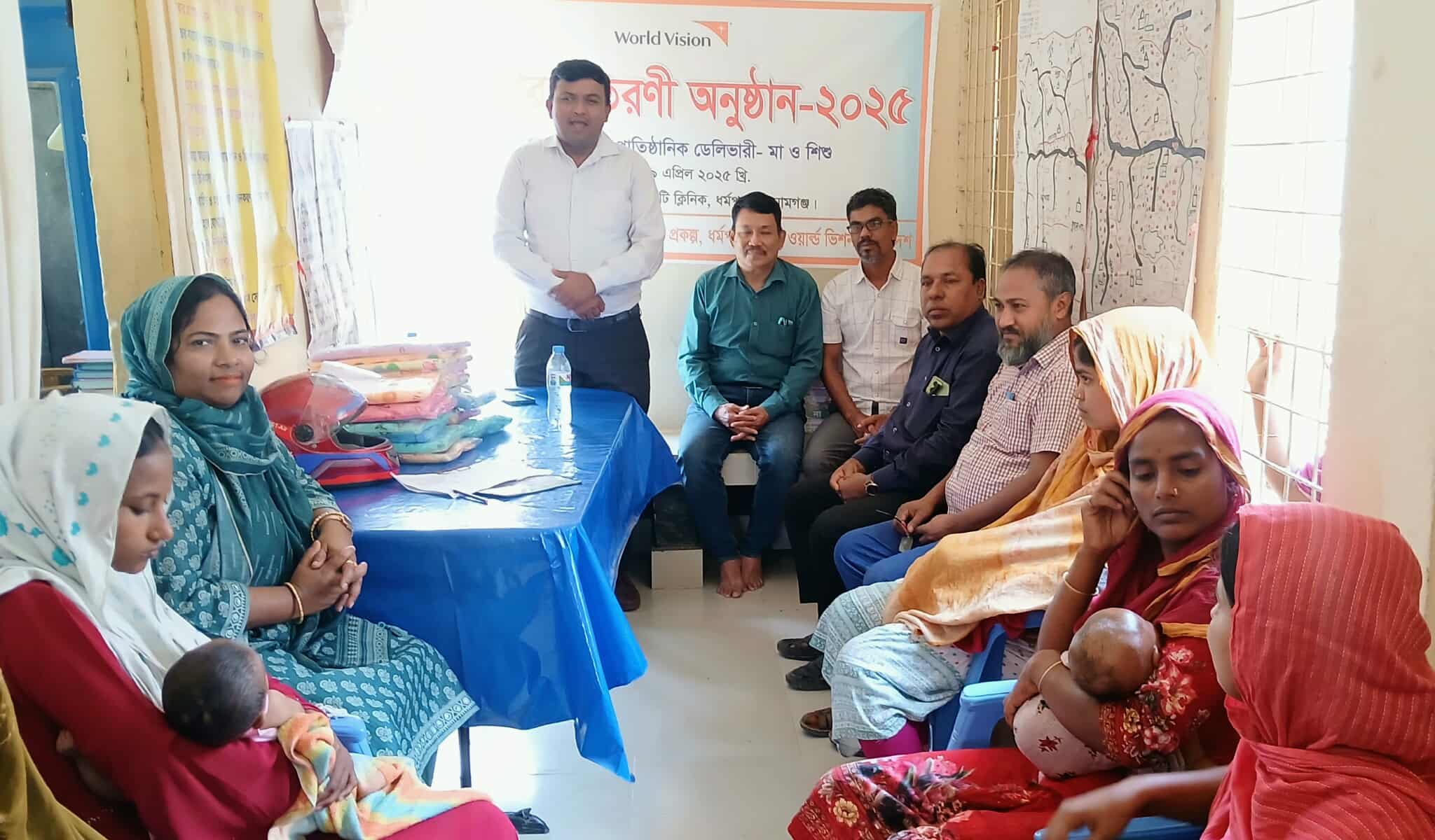 ধর্মপাশায় মা ও শিশুদের মধ্যে পুরস্কার বিতরণ