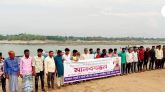 তাহিরপুরে শ্রমিকদের মারধর করে চাঁদাবাজির প্রতিবাদে মানববন্ধন অনুষ্ঠিত