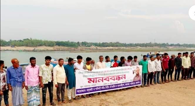 তাহিরপুরে শ্রমিকদের মারধর করে চাঁদাবাজির প্রতিবাদে মানববন্ধন অনুষ্ঠিত
