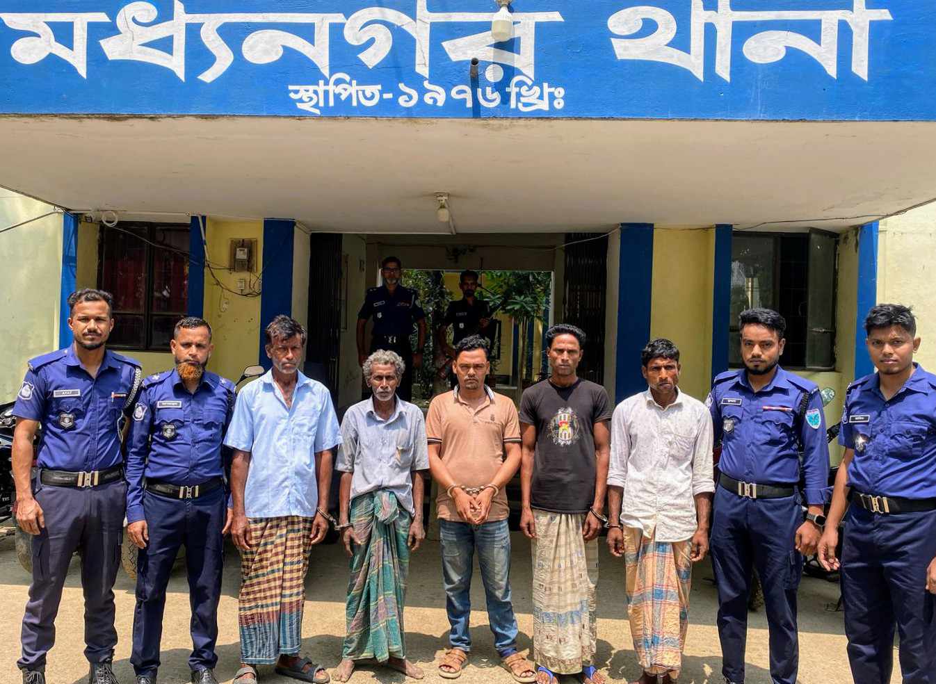 মধ্যনগরে পুলিশি অভিযানে ইউপি সদস্যসহ গ্রেপ্তার ৫