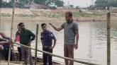 যাদুকাটা নদীতে অবৈধভাবে বালু উত্তোলন ও পরিবহন বন্ধে আনোয়ারপুর ব্রীজ সংলগ্ন বাঁশের বেড়া তৈরি