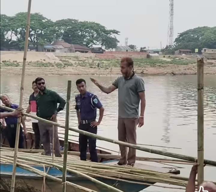 যাদুকাটা নদীতে অবৈধভাবে বালু উত্তোলন ও পরিবহন বন্ধে আনোয়ারপুর ব্রীজ সংলগ্ন বাঁশের বেড়া তৈরি