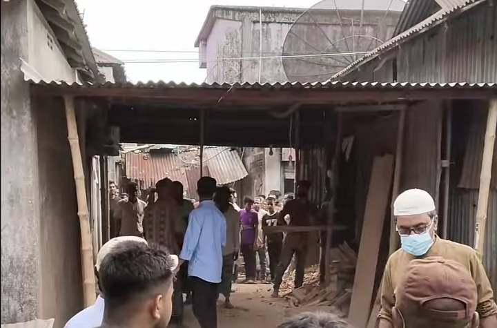 বাদাঘাট বাজারে  অবৈধ স্থাপনা উচ্ছেদ করেন উপজেলা নির্বাহী কর্মকর্তা আবুল হাসেম