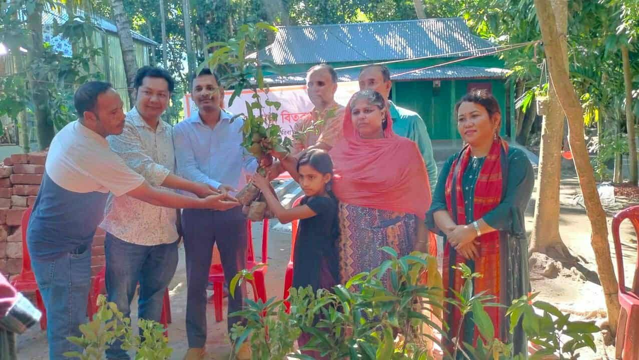 ধর্মপাশায় বিনামূল্যে ফলজ গাছের চারা বিতরণ