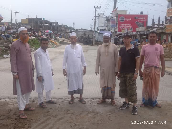 জাউয়া বাজার উন্নয়ন কাজ পরিদর্শনে জনপ্রতিনিধি ও স্থানীয় লোকজন