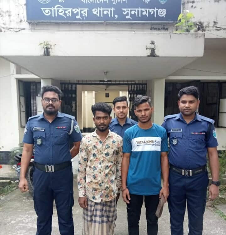 যাদুকাটা নদীতে অবৈধভাবে বালু উত্তোলনের সময় নৌকাসহ গ্রেফতার দুই