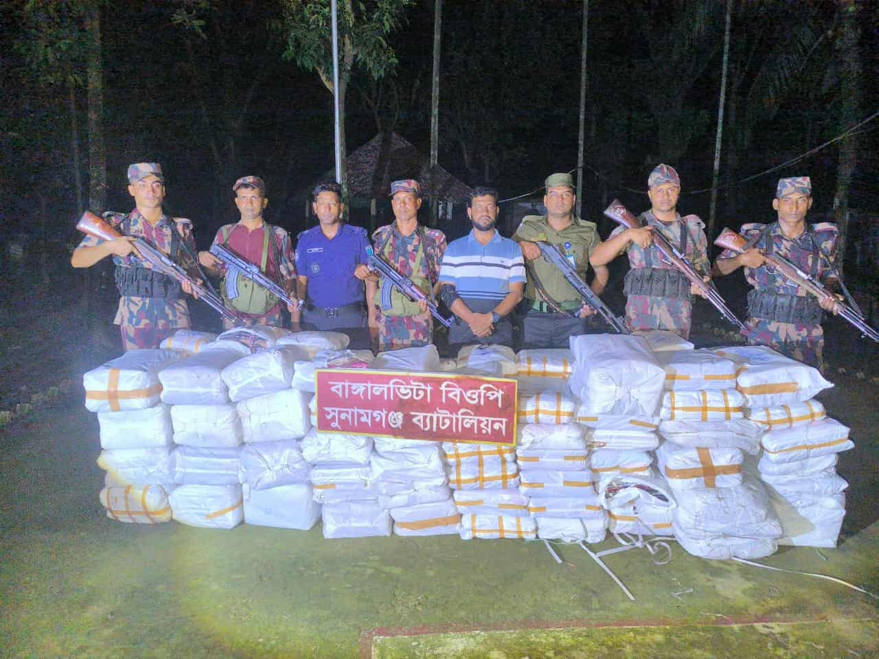 মধ্যনগরে ভারতীয় থান কাপড়সহ কোটি টাকার মালামাল আটক