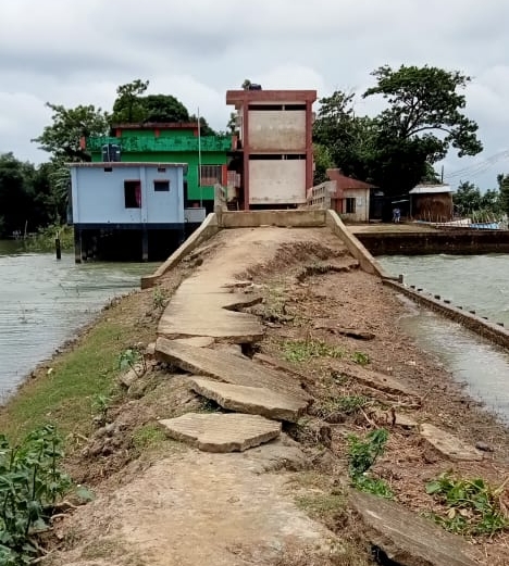 বর্ষাকালে হরিনগর গ্রামের নৌকাই একমাত্র ভরসা