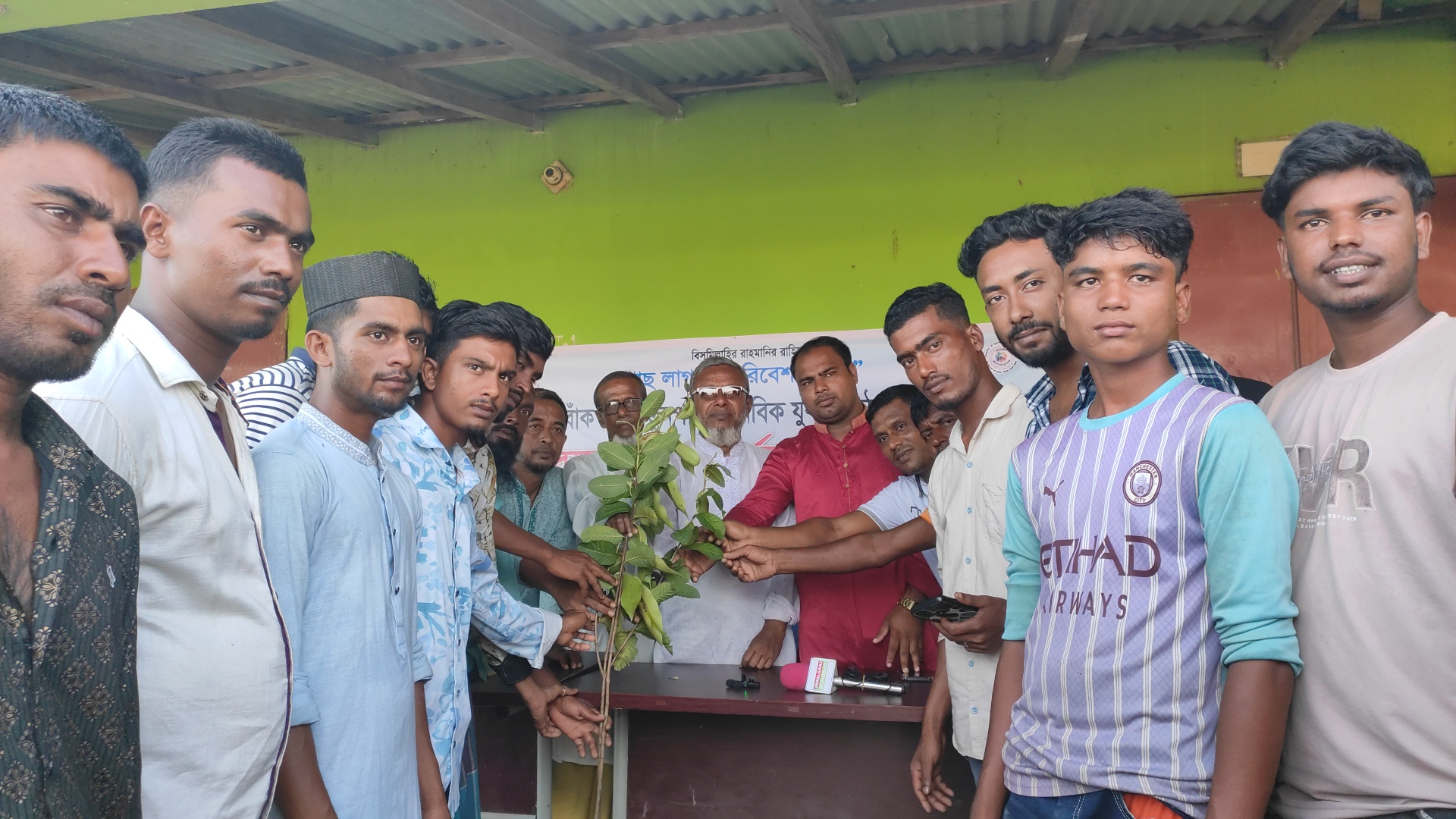 ফেনারবাঁক পূর্ব নতুনপাড়া মানবিক যুব সংগঠনের চারাগাছ বিতরন