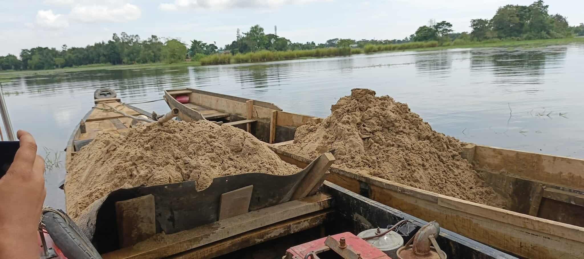 অবৈধভাবে বালু উত্তোলন করায় ৪ জনের কারাদণ্ড