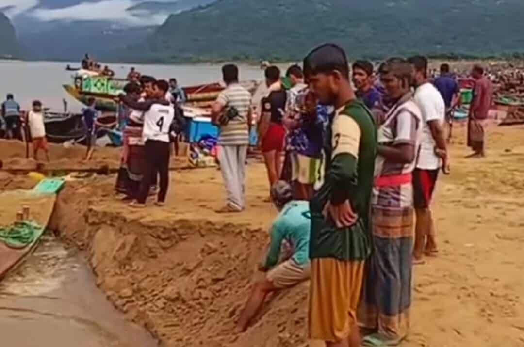 যাদুকাটা নদীতে অবৈধভাবে পাড় কেটে বালু উত্তলন করায় ৩৭ জনের বিরুদ্ধে পরিবেশ অধিদপ্তরের মামলা