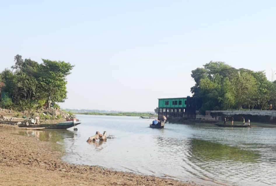 ঝুঁকিপূর্ণ বাঁধ নিয়ে শঙ্কায় এলাকাবাসী