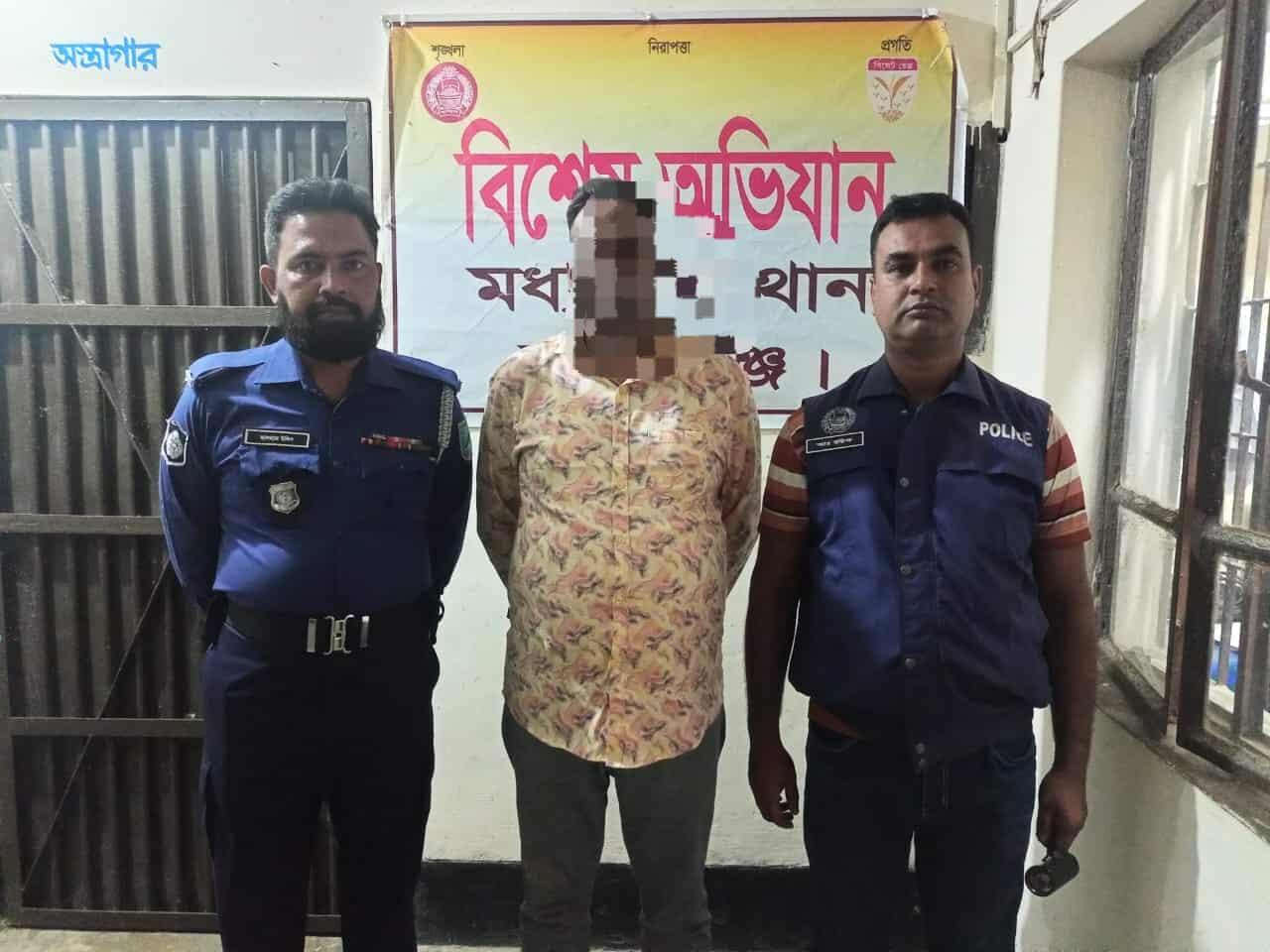 মধ্যনগরে তিন বছরের সাজাপ্রাপ্ত পলাতক আসামি গ্রেফতার