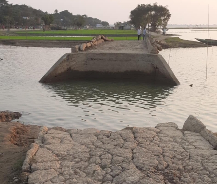 বড়দল গ্রামের ‘’মাঝের খাল’’ ব্রিজের মাটি না থাকায় তিন ইউনিয়নের মানুষের চরম ভোগান্তি