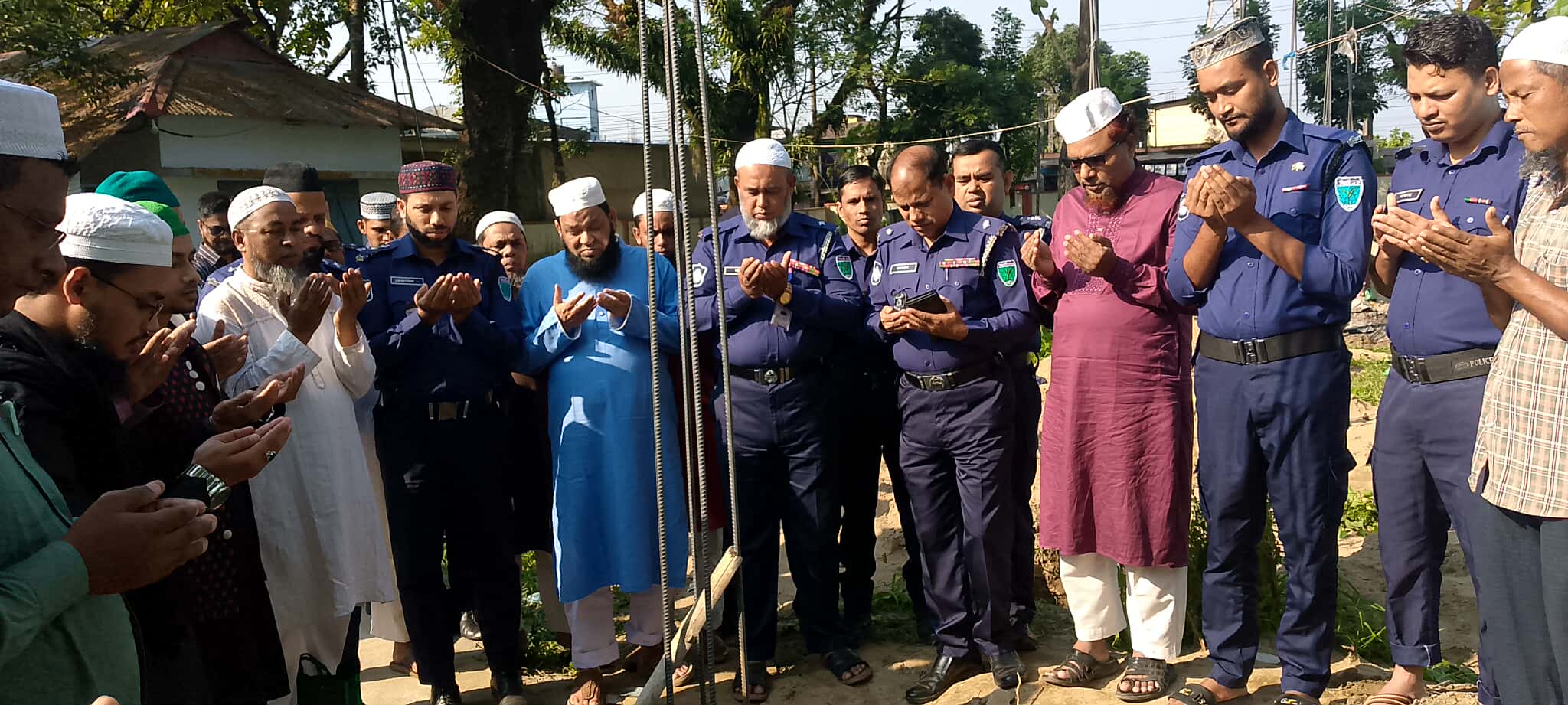 ছাতক থানা মসজিদ প্রশস্থকরণ কাজে পুলিশের উদ্যোগ প্রশংসনীয়